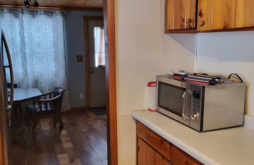 Shingleton House | Cozy cabin close to trails!