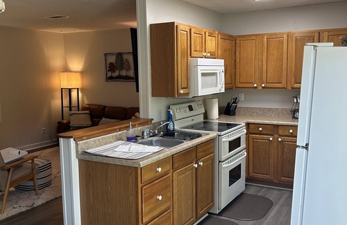 Pine Mountain Valley Cabin | Cozy cabin close to Callaway Gardens & Great Wolf Lodge. Pet-friendly!