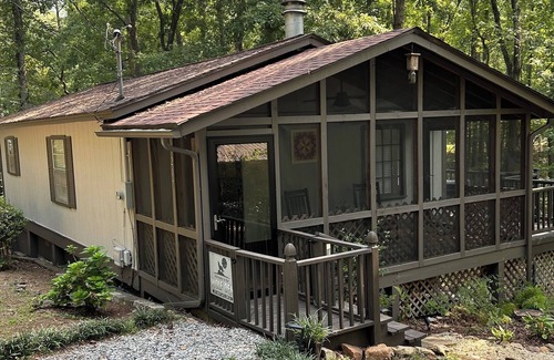 Pine Mountain Valley Cabin | Cozy cabin close to Callaway Gardens & Great Wolf Lodge. Pet-friendly!