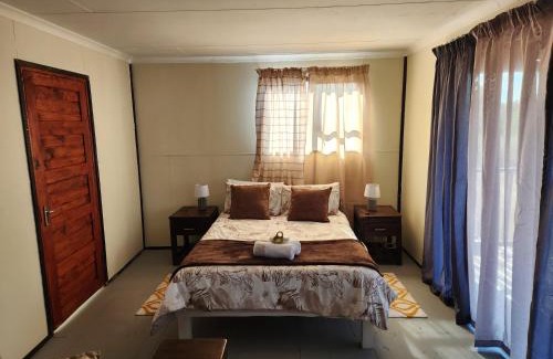 Hartbeespoort House | Cozy Cabin Country Cottage