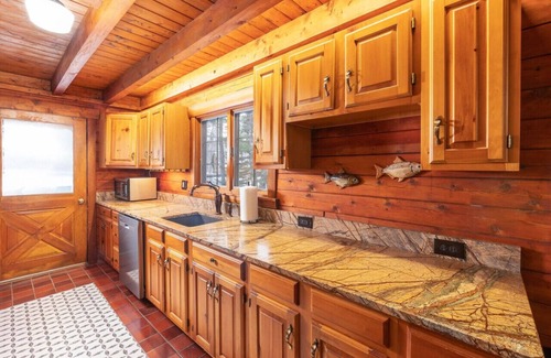 North Conway Cabin | Cozy Cabin Couture, hottub, dogs