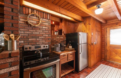 North Conway Cabin | Cozy Cabin Couture, hottub, dogs