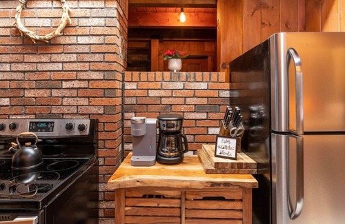 North Conway Cabin | Cozy Cabin Couture, hottub, dogs