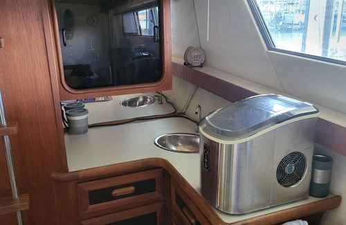 Lenoir City Boat Rental | Cozy cabin cruiser at beautiful WindRiver Marina in Lenoir City, TN