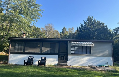 Vian Cabin | Cozy cabin, easy lake access, Ridge Route, Lake Tenkiller-close to Fin & Feather