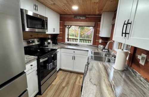 East Fultonham Cabin | Cozy Cabin Escape w/Hot Tub, King Bed & Fire Pit