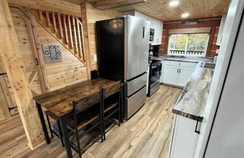 East Fultonham Cabin | Cozy Cabin Escape w/Hot Tub, King Bed & Fire Pit
