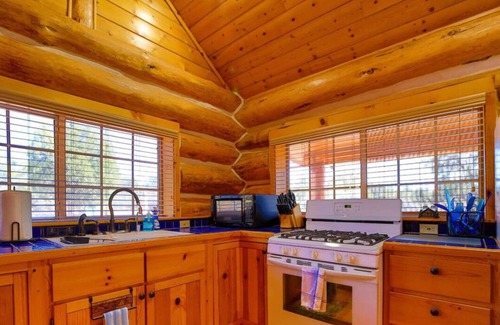 Williamson Cabin | *Cozy Cabin * Family Getaway *BBQ *Fireplace