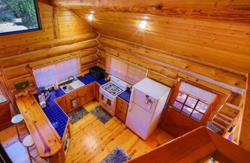 Williamson Cabin | *Cozy Cabin * Family Getaway *BBQ *Fireplace