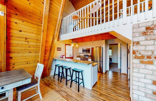 Groveland Cabin | Cozy Cabin | Farmhouse-style cabin in Groveland with gambrel knotty pine ceiling