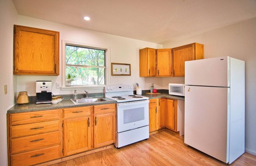 Fredonia Cabin | Cozy cabin for 2, 9 miles N. of Mason with WiFi, AC, hiking starry nights.