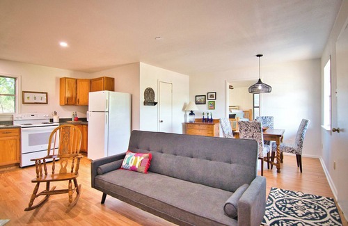 Fredonia Cabin | Cozy cabin for 2, 9 miles N. of Mason with WiFi, AC, hiking starry nights.