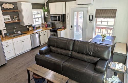 Tyler Cabin | Cozy cabin for 6, outdoor games, close to Tyler State Park on 11 secluded acres