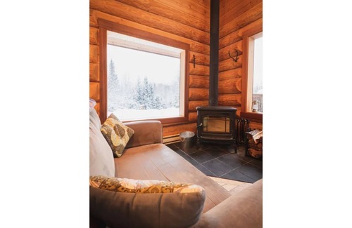 Golden House | Cozy cabin for couples to unplug in the Blaeberry