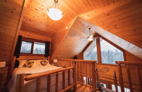 Golden House | Cozy cabin for couples to unplug in the Blaeberry
