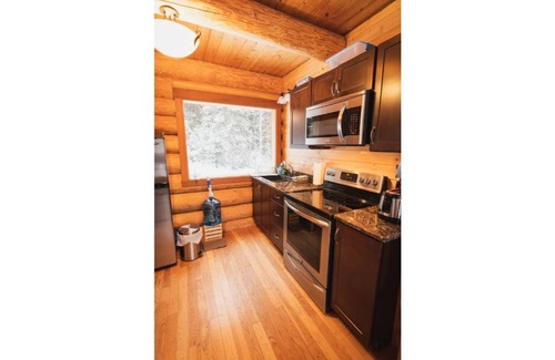 Golden House | Cozy cabin for couples to unplug in the Blaeberry