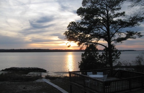 Gloucester Point Cabin | Cozy Cabin Getaway with Beautiful Sunsets on York River, minutes from Yorktown