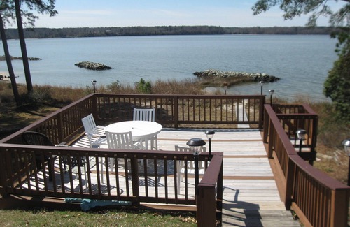 Gloucester Point Cabin | Cozy Cabin Getaway with Beautiful Sunsets on York River, minutes from Yorktown