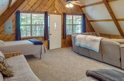 Negreet Cabin | Cozy Cabin Getaway 1 Mi to Toledo Bend Lake!