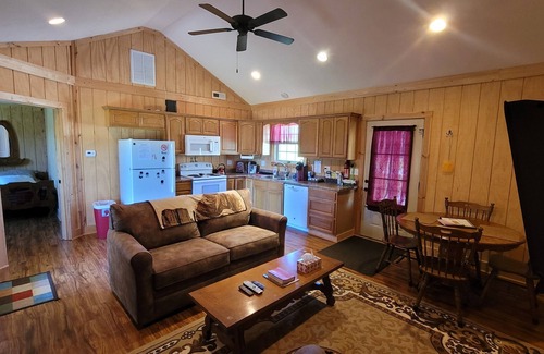 Smiths Grove House | Cozy cabin getaway - Country setting - pond with walking trail