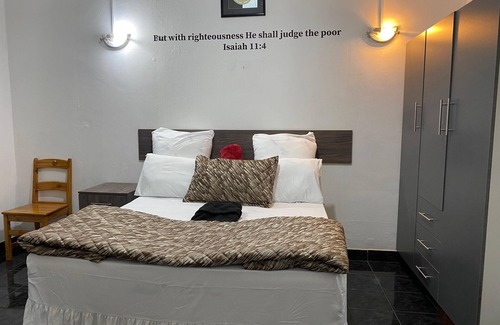 Bedfordview House | Cozy Cabin Guest Lodge