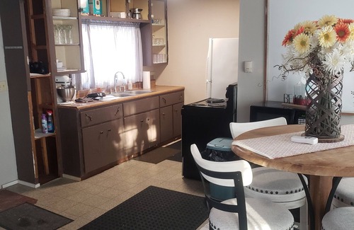 Newberry House | Cozy cabin home located near downtown