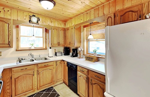 Oakland House | Cozy Cabin | Hot Tub, Fire Pit, Game Room