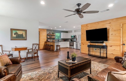 Van Zandt County House | Cozy Cabin! Hot Tub | Nature | Ponds