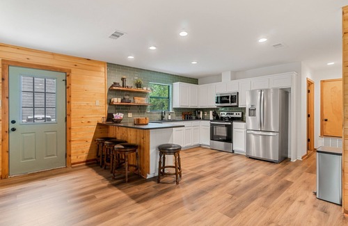 Van Zandt County House | Cozy Cabin! Hot Tub | Nature | Ponds