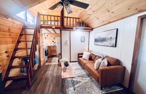Wears Valley Cabin | Cozy cabin, hot tub, 5 min from national park, Wears valley, pool access