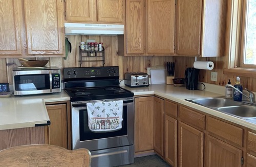 Gallatin Gateway Cabin | Cozy Cabin/House with Private Pond and 7KM of Skiing/Hiking Trails