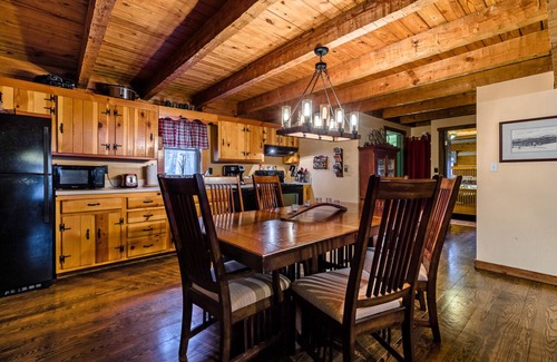 Lyndhurst Cabin | Cozy Cabin in the Wintergreen Retreat Collection of Fine Homes