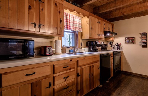 Lyndhurst Cabin | Cozy Cabin in the Wintergreen Retreat Collection of Fine Homes