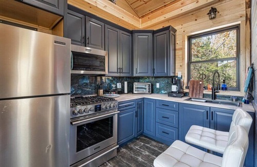 Rockhouse Cabin | Cozy cabin in charming Eureka Springs with WiFi and AC