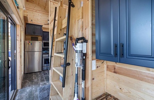 Rockhouse Cabin | Cozy cabin in charming Eureka Springs with WiFi and AC
