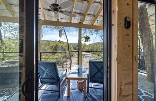 Rockhouse Cabin | Cozy cabin in charming Eureka Springs with WiFi and AC