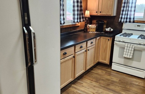 Marshalltown Cabin | Cozy cabin in charming Marshalltown with AC