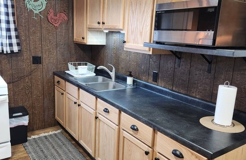 Marshalltown Cabin | Cozy cabin in charming Marshalltown with AC