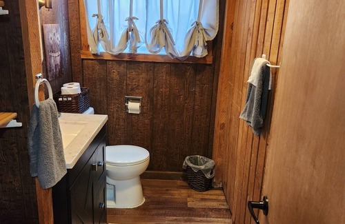 Marshalltown Cabin | Cozy cabin in charming Marshalltown with AC