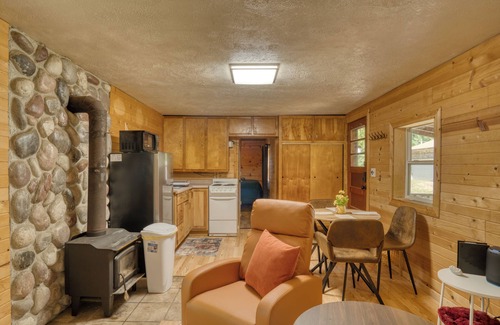 Fountain Cabin | Cozy cabin in charming Fountain with AC