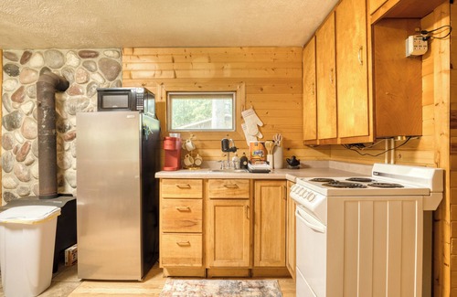 Fountain Cabin | Cozy cabin in charming Fountain with AC