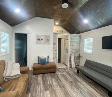 Avinger House | Cozy Cabin in Crestwood Subdivision