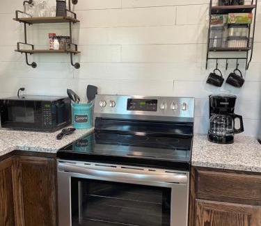 Avinger House | Cozy Cabin in Crestwood Subdivision