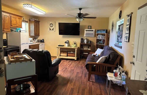 Glen Rose Cabin | Cozy cabin in Glen Rose with AC, WiFi, Close to all major attractions!