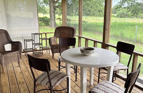 Glen Rose Cabin | Cozy cabin in Glen Rose with AC, WiFi, Close to all major attractions!