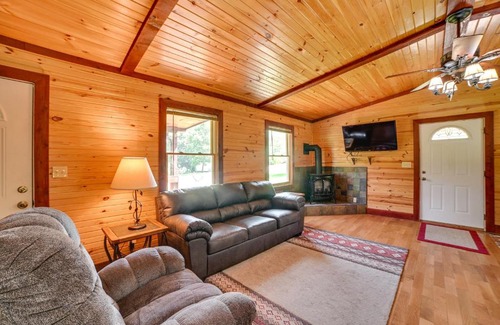 Hardin House | Cozy Cabin in Hardin about 1 Mi to Kentucky Lake!