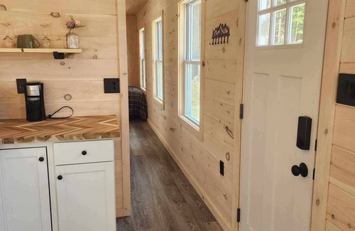 Errol Cabin | Cozy cabin in lovely Errol with Direct trail access, close to town (cabin 2)
