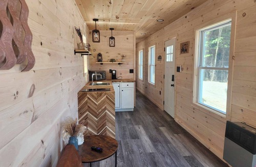 Errol Cabin | Cozy cabin in lovely Errol with Direct trail access, close to town (cabin 2)
