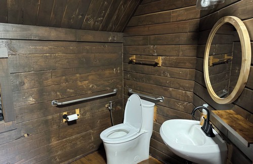 Crown Point Cabin | Cozy cabin in nice Marrero with WiFi, AC Cabin 5