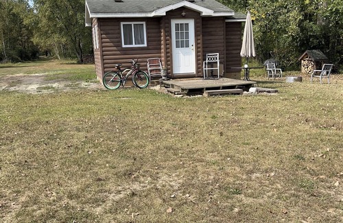 Elm Hall Cabin | Cozy cabin in Riverdale with outdoor adventures near bike trails and the casino.